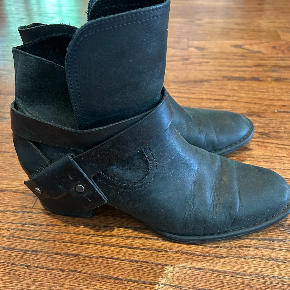 UGG Elysian Black leather Ankle Boots